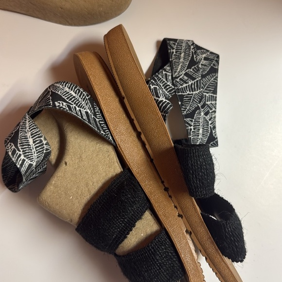 Muk Luks Sandals - Picture 4 of 4